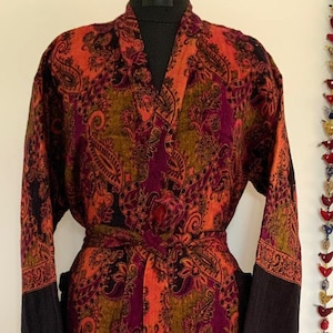 Bellissimo kimono unisex in misto lana di yak multicolore, vestaglia fatta a mano, speciale invernale, vestaglia da casa, perfetto come regalo per una persona speciale o per occasioni speciali.