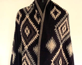 Chal unisex de mezcla de lana de yak, manta de meditación suave reversible con diseño geométrico azteca de diamantes negros, manta de estudio/viaje, regalo de alta calidad