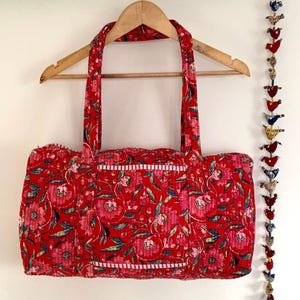 Rot geblümte handgemachte Baumwoll-Block-Print Duffle Reisetasche, Sporttasche oder Yoga Quilted Bag Alltäglicher Gebrauch ODER Geschenk für einen besonderen Menschen