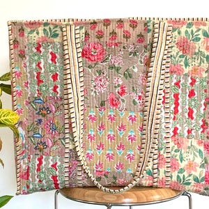 Schöne Beige Blumen handgefertigte Baumwolle Patchwork reversibel große Einkaufstasche, große gesteppte Einkaufstasche, große Markttasche oder gelegentlich Geschenk