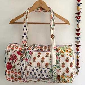 Beau sac de sport blanc fait main en coton imprimé, sac de shopping/voyage, de sport ou de yoga, sac matelassé à usage quotidien OU cadeau pour quelqu'un de spécial