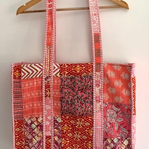 Schöne dunkle Pfirsich Blumen handgefertigte Baumwolle Patchwork reversibel große Einkaufstasche, große gesteppte Einkaufstasche oder perfekt für Geschenk / gelegentlich