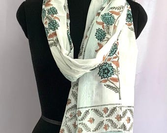 Witte katoenen sarongsjaal met handblokprint en bloemenprint: strandkleed, zomeromslag