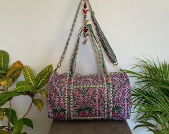 Lila Schultertasche, handgefertigte Baumwoll-Block-Print-Reisetasche, Reisetasche, Fitnessstudio oder Yoga-Tasche, gesteppte Tasche für den täglichen Gebrauch ODER Geschenk für einen besonderen Menschen