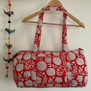 Handgefertigte Baumwolle Rot Block Print Duffle Bag, Reisetasche,Einkaufstasche, Turnbeutel, gesteppte Einkaufstasche, große Blumentasche, Kantha Tasche oder für den täglichen Gebrauch