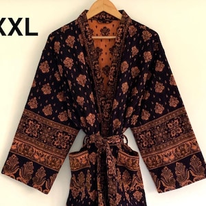 Vestaglia kimono XXL in misto lana di yak nera con motivo floreale: abbigliamento invernale fatto a mano