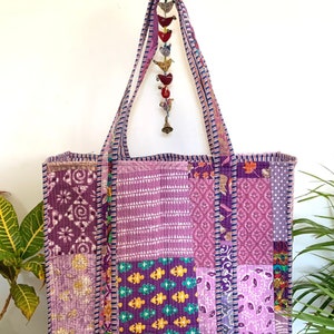 Lila Patchwork handgemachte Einkaufstasche aus Baumwolle reversibel, große Einkaufstasche, gesteppte Tragetasche, große Blumentasche, Kantha-Tasche oder gelegentlich Geschenk