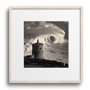 Foto in bianco e nero ad alta risoluzione di persone al faro di Nazaré, che ammirano le grandi onde in Portogallo, tramonto sulle grandi onde, arte murale costiera