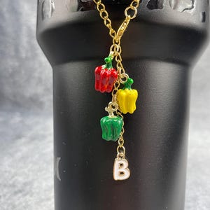 Paprika Becher Becher Anhänger mit vergoldeter Kette - Initial Charms