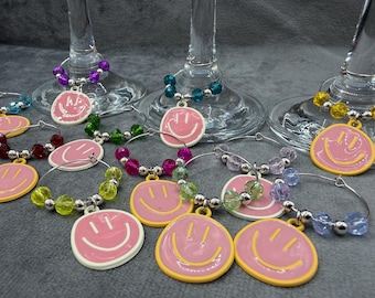 Adornos para copas de vino con caritas sonrientes y cuentas de vidrio de colores, juego de 12 unidades.