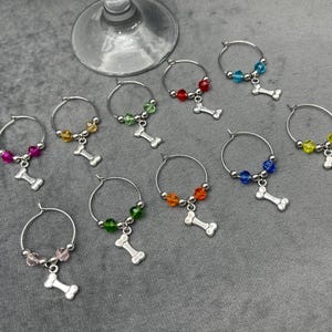 Ciondoli per calici da vino a forma di osso di cane: perline colorate, set da 10