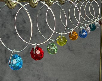 Set di 10 ciondoli ottagonali per bicchieri da vino con anello placcato in argento.