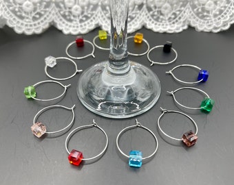 Breloques pour verre à vin - Lot de 12 perles cubes en verre colorées assorties à une bague en métal argenté - Breloques à vin, identifiants de verre