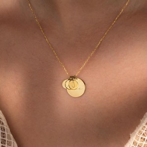 Collar con inicial personalizado en oro de 14 quilates: colgante de disco personalizado para mujer, collar para mamá con iniciales para niños, regalo de joyería para abuela.