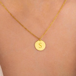Collar con inicial de oro macizo de 14 quilates, collar de disco personalizado, collar de moneda personalizado, delicado collar de disco con inicial, regalo de cumpleaños para ella
