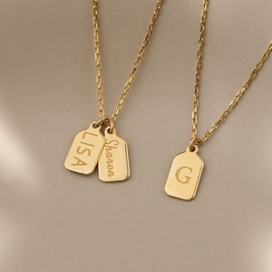 14Kゴールドの繊細なイニシャルタグネックレス、パーソナライズされた縦型バーネックレス、刻印入りイニシャルネックレス、彼女への誕生日プレゼント、記念日のギフト