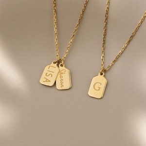 14K Gold Zierliche Initial Tag Halskette, personalisierte Vertikale Bar Halskette, Gravur Anfang Halskette, Geburtstagsgeschenk für Sie, Geburtstagsgeschenk