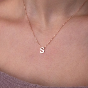 Collar con inicial personalizado en oro de 14 quilates, delicado collar con letra personalizada, collar con dije, regalo de aniversario, regalo de cumpleaños para ella, Día de la Madre