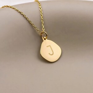 Collar con inicial de oro de 14 quilates, colgante con letra personalizada, dije de disco con monograma personalizado en oro blanco rosa, delicado regalo grabado para mamá.