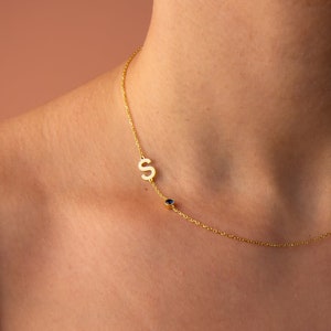 Collar de oro de 14 quilates con letra descentrada y piedra de nacimiento, collar con inicial lateral, delicado collar con piedras preciosas, regalo de cumpleaños personalizado para ella.