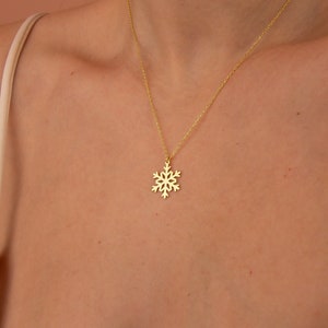 Gold Schneeflocke Halskette, zierliche Schneeglöckchen Anhänger Halskette, Minimalistische Weihnachtsgeschenke für Tochter, Wichtelgeschenk