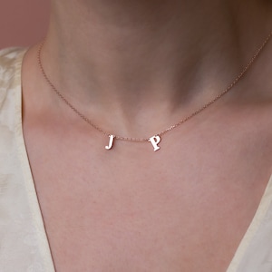 Collar delicado de dos letras en oro de 14 quilates, collar personalizado con múltiples iniciales, regalo para el Día de la Madre, regalo perfecto para mamá, regalo de cumpleaños para ella.