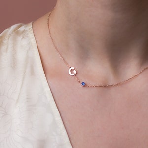 Collar con inicial descentrada y piedra de nacimiento en oro de 14 quilates, collar con letra lateral, regalo de aniversario, regalo de cumpleaños para ella, regalo para el Día de la Madre