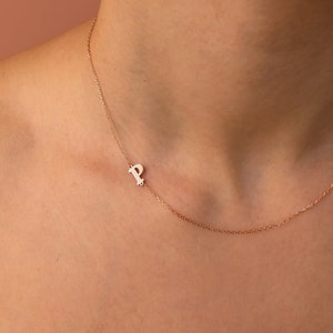 Collar con inicial descentrada en oro de 14 quilates, collar personalizado con letra lateral, colgante con monograma personalizado, regalo de cumpleaños para ella, Día de la Madre
