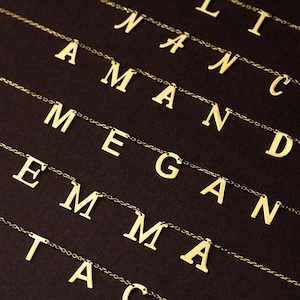 Collar con letras espaciadas en oro de 14 quilates, collar con nombre personalizado en oro, colgante con nombre personalizado, collar con letras minimalistas, collar con nombre chapado en oro