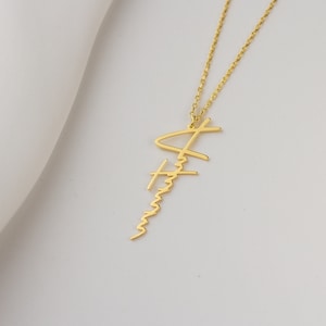 Könnte beinhalten: Goldkette mit einem zarten Anhänger, auf dem das Wort "Herbst" in Schreibschrift steht.