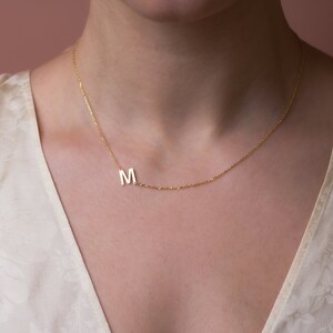Collar con inicial descentrada de oro de 14 quilates, collar con letra lateral, colgante con inicial personalizado, collar de oro para regalo de cumpleaños personalizado para mamá.