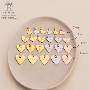Gepersonaliseerde hartvormige bedel van 14 karaats goud met initialen, minimalistische hanger met geboortebloem, sierlijke hartvormige naamketting, cadeau voor vrouwen