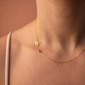 Collar con inicial descentrada y piedra de nacimiento en oro de 14 quilates, collar con letra lateral, regalo de aniversario, regalo de cumpleaños para ella, regalo para el Día de la Madre