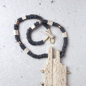collana di carta cotone, gioielli contemporanei, gioielli fatti a mano, collier con perle di carta fustellate a mano, gioielli di carta