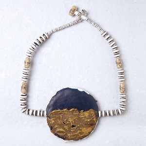 collana in carta cotone fatta a mano, collier in perle fustellate a mano con perla materica, gioiello contemporaneo medaglione double-face