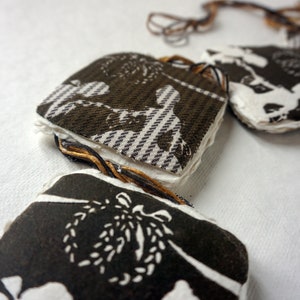 collana di carta cotone, gioielli contemporanei, gioielli fatti a mano, collana double-face, collier con perle di carta fustellate a mano
