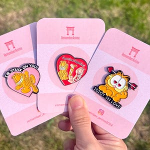 Insignia de pin / Osito de peluche / Gato / Pin en tarjeta de respaldo / Idea de regalo / Amor / Arlene / Novio/Novia / Perfectos juntos / Pin en forma de corazón