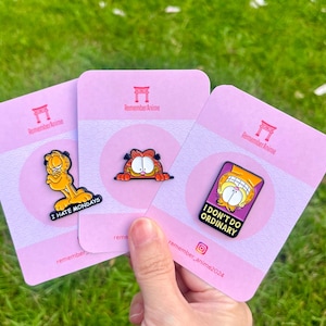 Speldbadge | Kat | Speld op achtergrondkaart | Cadeau-idee | Speldcadeau | Verjaardagscadeau | Citaatspeld Garfield Cat | humorbadge