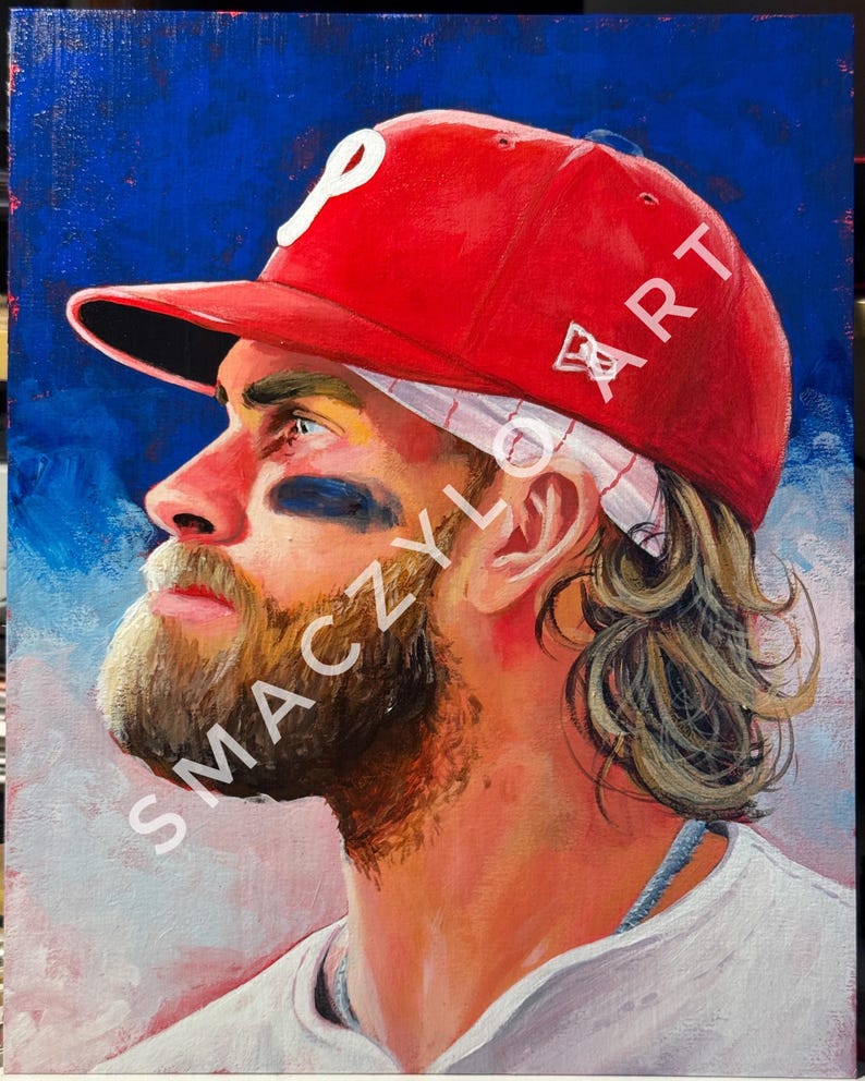 Pu&ograve; includere: Ritratto di pittura a olio di un giocatore di baseball con un berretto rosso con logo "P" bianco. Il giocatore ha la barba, trucco blu sugli occhi e indossa una camicia bianca. Lo sfondo &egrave; blu e rosa con il testo "SMACZYLO ART".