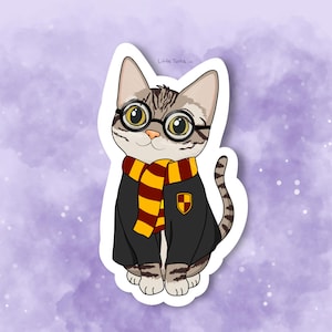 Op de afbeelding: Een sticker met een tabby kat met een ronde bril, een rood-goud gestreepte sjaal en een zwarte toga met een wapen. De kat zit met zijn staart opgerold. De achtergrond is een lichtpaarse aquarel wassing met witte spikkels. De tekst "Little Tuna" is zichtbaar.