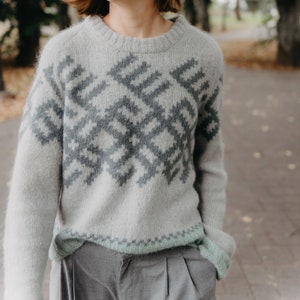 Mehrfarbiger Pullover Strickmuster, Lettische Zeichen | von oben nach unten nahtlos gestrickt | Suri Alpaka Spitze | flauschiger Pullover | PDF-Datei