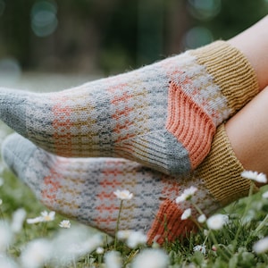 Calzini Freshness / Calzini lavorati a maglia con motivo a intreccio colorato / Calzini lavorati a maglia / Peso per dita / PDF