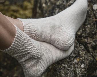 ケーブルカフダウンソックスの編み図 | 中細 | 白いソックヤーン ケーブルカフダウンソックスの編み図 | 中細 | 白いソックヤーン