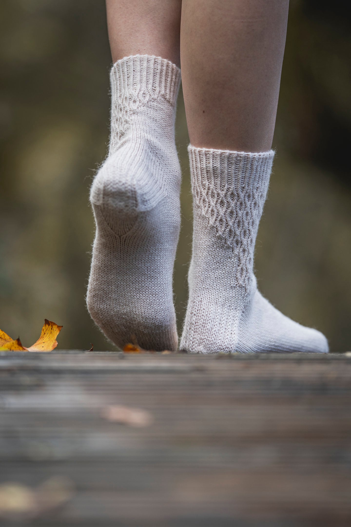 ケーブルカフダウンソックスの編み図 | 中細 | 白いソックヤーン