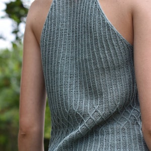 Peut inclure: Un d&eacute;bardeur sans manches en maille vert sauge avec une texture c&ocirc;tel&eacute;e et un col halter.