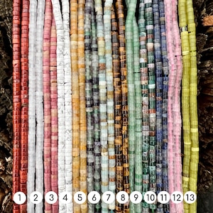 Puede incluir: Trece hebras de cuentas de piedras preciosas de diferentes colores, cada hebra numerada del 1 al 13. Las cuentas son todas redondas y tienen una forma ligeramente irregular. Los colores de las cuentas incluyen rojo, rosa, blanco, amarillo, verde, marrón, azul y verde claro.
