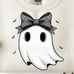 Op de afbeelding: Een witte sweatshirt met een cartoon spookontwerp. Het spook heeft een patroon strik en zwarte vleermuis silhouetten. Het spook heeft grote, ovale ogen en een vloeiend, gedrapeerd lichaam. De strik is grijs met een gedetailleerd ontwerp.