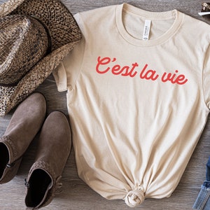 Camiseta "C'est La Vie", camiseta francesa, camiseta de París, cita francesa, camiseta con refrán francés, camiseta de estilo parisino, camiseta estética de moda