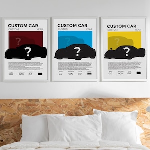 Puede incluir: Tres pósteres enmarcados con siluetas de coches negras y signos de interrogación sobre fondos rojo, azul y amarillo. Cada lámina incluye el texto CUSTOM CAR, CUSTOM, YEAR y especificaciones técnicas de motor, potencia y 0-60.