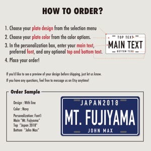 Puede incluir: Un gr&aacute;fico de instrucciones titulado HOW TO ORDER? que detalla cuatro pasos para personalizar una placa de matr&iacute;cula rectangular. Incluye una plantilla visual que muestra la ubicaci&oacute;n para TOP TEXT, MAIN TEXT y BOTTOM TEXT, adem&aacute;s de una placa de muestra azul marino.